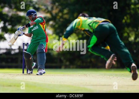 Market Harborough, Leicestershire, Regno Unito. Venerdì 9 agosto 2013. Azione da odi match tra Pakistan u19 e il Bangladesh u19 come parte dell'u19 ODI Torneo triangolare ha suonato in Inghilterra. Credito: Graham Wilson/Alamy Live News Foto Stock