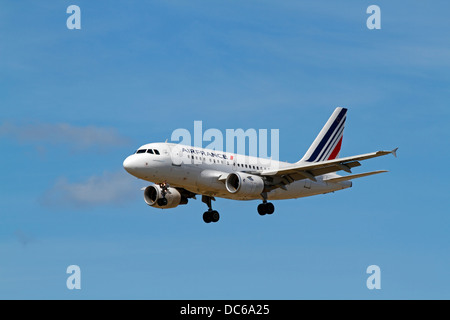 Air France Airbus A318-11155 sull approccio finale all'aeroporto di Copenaghen, Danimarca Foto Stock