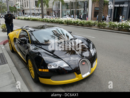 Bugatti Veyron con turistici di scattare la foto, Rodeo Drive, Beverly Hills, CA Foto Stock