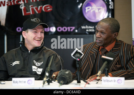 Ricky Hatton e nuovo allenatore Floyd Mayweather Senior presso il villaggio hotel, Ashton Under Lyne 2008 Foto Stock