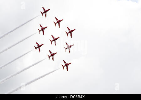 Bristol, Regno Unito. 09Aug, 2013. Le frecce rosse eseguire a Bristol International Balloon Fiesta Diamante contro la formazione di nuvole bianche Credito: Rob Hawkins/Alamy Live News Foto Stock