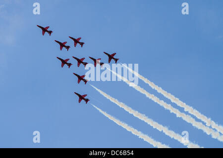 Bristol, Regno Unito. 09Aug, 2013. Le frecce rosse eseguire a Bristol International Balloon Fiesta F16 Formazione contro il cielo blu Credito: Rob Hawkins/Alamy Live News Foto Stock