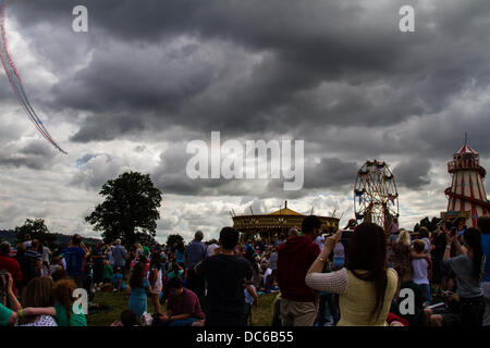 Bristol, Regno Unito. 09Aug, 2013. Le frecce rosse eseguire a Bristol International Balloon Fiesta frecce rosse stupire gli spettatori Credito: Rob Hawkins/Alamy Live News Foto Stock