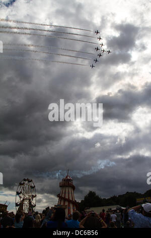 Bristol, Regno Unito. 09Aug, 2013. Le frecce rosse eseguire a Bristol International Balloon Fiesta frecce rosse stupire gli spettatori Credito: Rob Hawkins/Alamy Live News Foto Stock