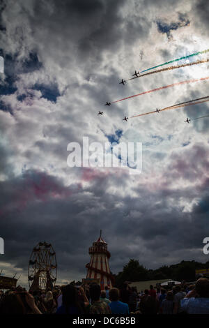 Bristol, Regno Unito. 09Aug, 2013. Le frecce rosse eseguire a Bristol International Balloon Fiesta frecce rosse stupire gli spettatori Credito: Rob Hawkins/Alamy Live News Foto Stock