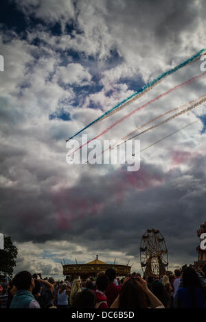 Bristol, Regno Unito. 09Aug, 2013. Le frecce rosse eseguire a Bristol International Balloon Fiesta frecce rosse stupire gli spettatori Credito: Rob Hawkins/Alamy Live News Foto Stock