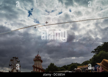 Bristol, Regno Unito. 09Aug, 2013. Le frecce rosse eseguire a Bristol International Balloon Fiesta frecce rosse stupire gli spettatori Credito: Rob Hawkins/Alamy Live News Foto Stock