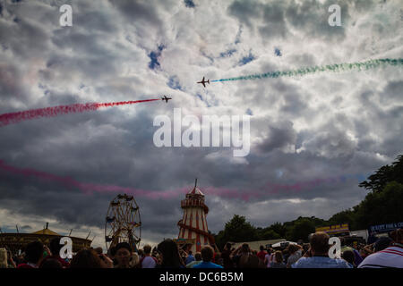 Bristol, Regno Unito. 09Aug, 2013. Le frecce rosse eseguire a Bristol International Balloon Fiesta stretta passare da spettatori stupisce Credito: Rob Hawkins/Alamy Live News Foto Stock