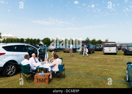 Fare picnic nel parco auto con un Fortnum e Mason ostacolare Foto Stock