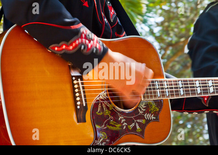 Primo piano della mano di suonare una chitarra. Foto Stock