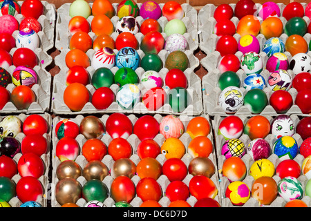 Colorato decorato uova riempite con i confetti offerti per la vendita a un messicano fiesta a Santa Barbara in California Foto Stock