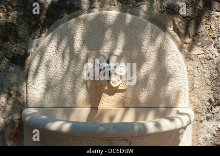 Rubinetto di acqua in Škrip villaggio sull'isola di Brac, Croazia Foto Stock