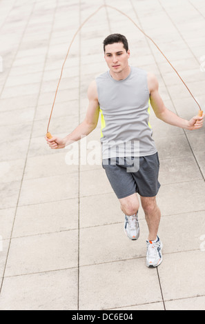 L'uomo esercita con salto con la corda Foto Stock