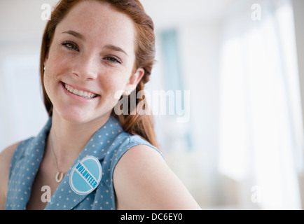 Ritratto di sorridente ragazza adolescente (14-15) Foto Stock