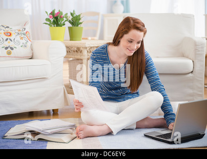 Ragazza adolescente (14-15) per studiare con il computer portatile Foto Stock