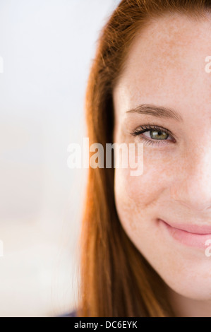 Ritratto di sorridente ragazza adolescente (14-15) Foto Stock