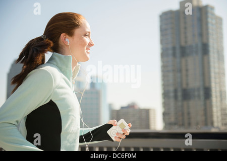 Stati Uniti d'America, New Jersey, Jersey City, ragazza adolescente (14-15) jogging in città Foto Stock