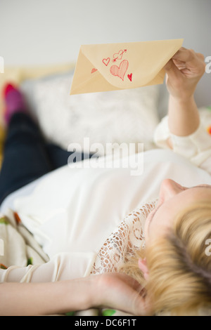 Giovane donna azienda lettera d'amore Foto Stock