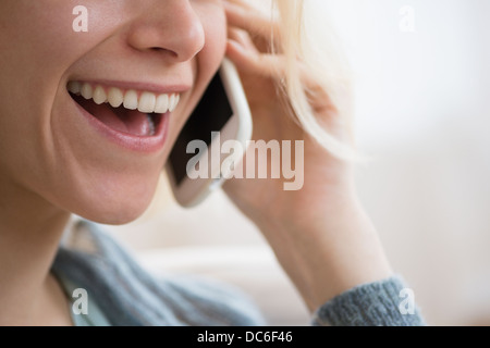 Giovane donna parlando al telefono cellulare Foto Stock