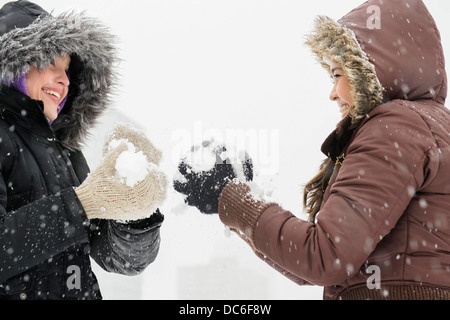 Due giovani donne aventi snowball volo Foto Stock