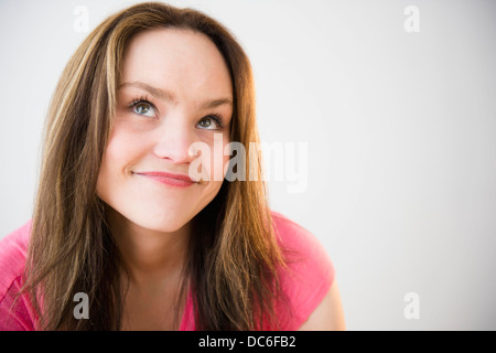 Ritratto di giovane donna sorridente Foto Stock