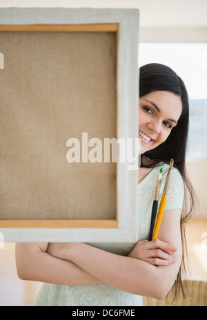 Arte studente di college di fronte al nastro Foto Stock
