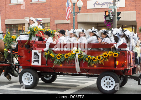 Agosto 2, 2013, Saratoga Springs, NY. i partecipanti sfilano verso il basso broadway in annuale "floral fete promenade". Foto Stock