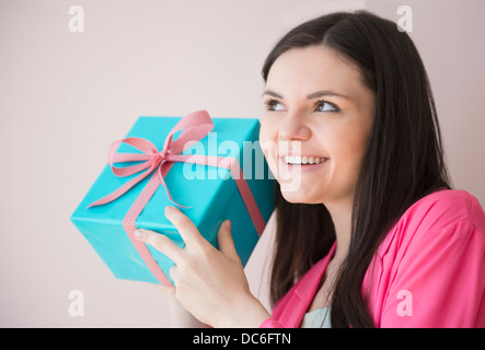 Giovane donna azienda confezione regalo Foto Stock