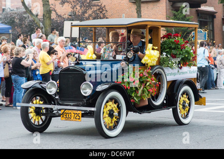 Agosto 2, 2013, Saratoga Springs, NY. I partecipanti guidare lungo Broadway in annuale "floral fete promenade". Foto Stock