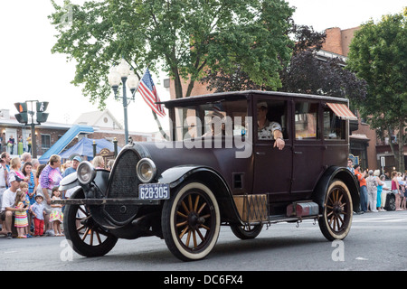 Agosto 2, 2013, Saratoga Springs, NY. I partecipanti guidare lungo Broadway in annuale "floral fete promenade". Foto Stock