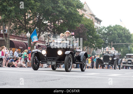 Agosto 2, 2013, Saratoga Springs, NY. I partecipanti guidare lungo Broadway in annuale "floral fete promenade". Foto Stock