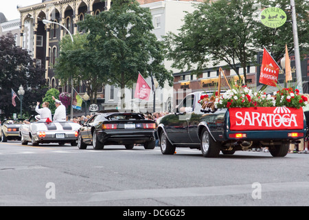 Agosto 2, 2013, Saratoga Springs, NY. I partecipanti guidare lungo Broadway in annuale "floral fete promenade". Foto Stock