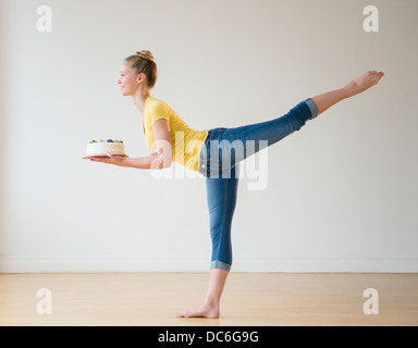 Ritratto di adolescenti (16-17) ballerina torta di contenimento Foto Stock