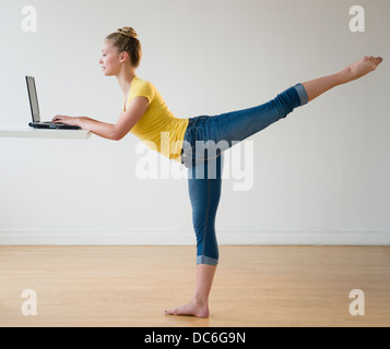Ritratto di adolescenti (16-17) la ballerina utilizzando laptop Foto Stock