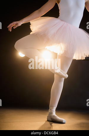 Teenage (16-17) la ballerina sul palco in piedi su una gamba Foto Stock