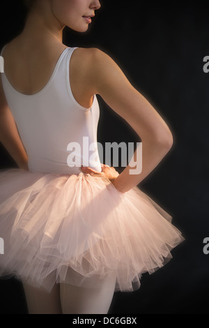 Teenage (16-17) ballerina con mano su hip indossando tutu Foto Stock