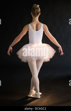 Teenage (16-17) la ballerina sul palco Foto Stock