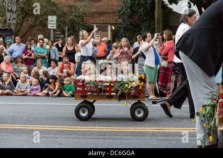 Agosto 2, 2013 Saratoga Springs, NY. I partecipanti al "floral fete promenade,' una sfilata tradizionale risalente al 1800 Foto Stock