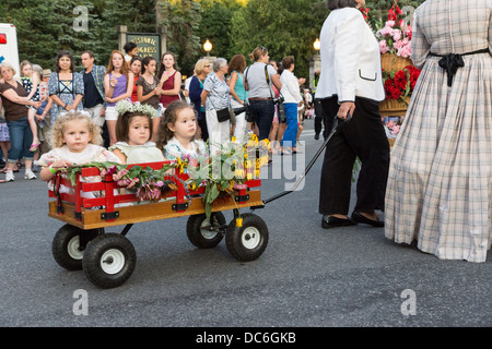 Agosto 2, 2013 Saratoga Springs, NY. I partecipanti al "floral fete promenade,' una sfilata tradizionale risalente al 1800 Foto Stock