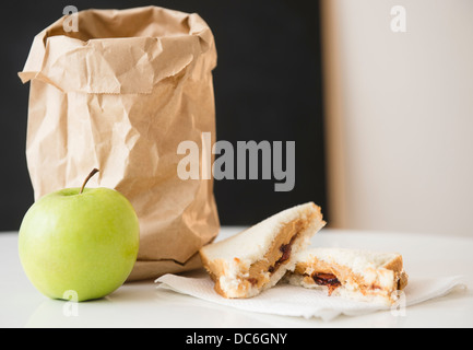 Studio shot di mela verde e sandwich accanto al sacchetto di carta Foto Stock