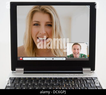 Stati Uniti d'America, New Jersey, Jersey City, l uomo e la donna in chat sul computer Foto Stock