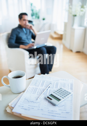 Uomo che lavora a casa Foto Stock