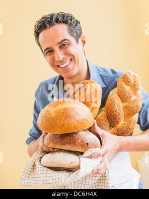 Studio shot di baker pane di contenimento Foto Stock