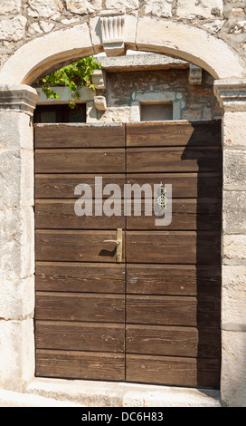 Porta di legno in Sutivan villaggio sull'isola di Brac, Croazia Foto Stock