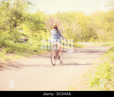 Stati Uniti d'America, dallo Stato di New York New York City Central Park, metà donna adulta Bicicletta Equitazione Foto Stock