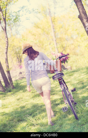 Stati Uniti d'America, dallo Stato di New York New York City Central Park, vista posteriore della metà donna adulta con noleggio biciclette Foto Stock