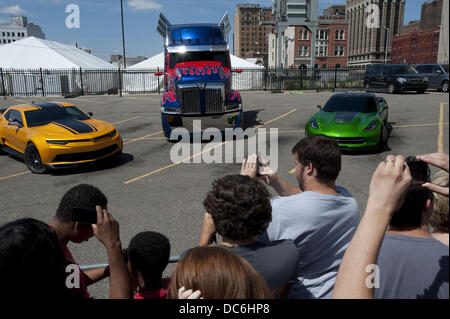 Detroit, Michigan, Stati Uniti d'America. Il 9 agosto, 2013. I fan di scattare foto delle autovetture utilizzate per la movieTransformers 4 nel centro di Detroit, MI il 9 agosto 2013. Credito: Mark Bialek/ZUMAPRESS.com/Alamy Live News Foto Stock