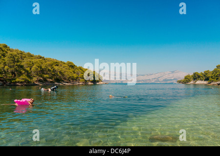 Spiaggia Pubblica a Zastup bay in Splitska villaggio sull'isola di Brac, Croazia Foto Stock