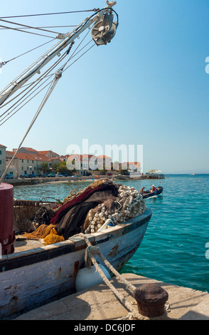 Barca da pesca con reti in Sutivan porta, Croazia Foto Stock