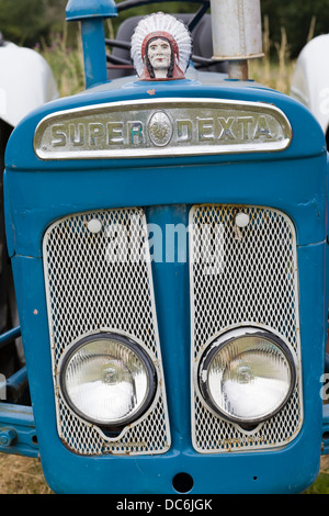 Vista frontale di un Fordson Super Dexta Trattore con mascotte indiano sulla parte anteriore Foto Stock